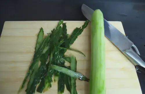 吃三月瓜要打皮吗视频讲解,视频讲解助你轻松处理