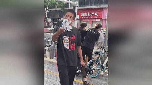 男子路边吃瓜视频下载,男子路边大快朵颐，瓜果视频引网友热议