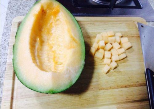 吃哈密瓜烂了的视频,视频揭示腐烂真相